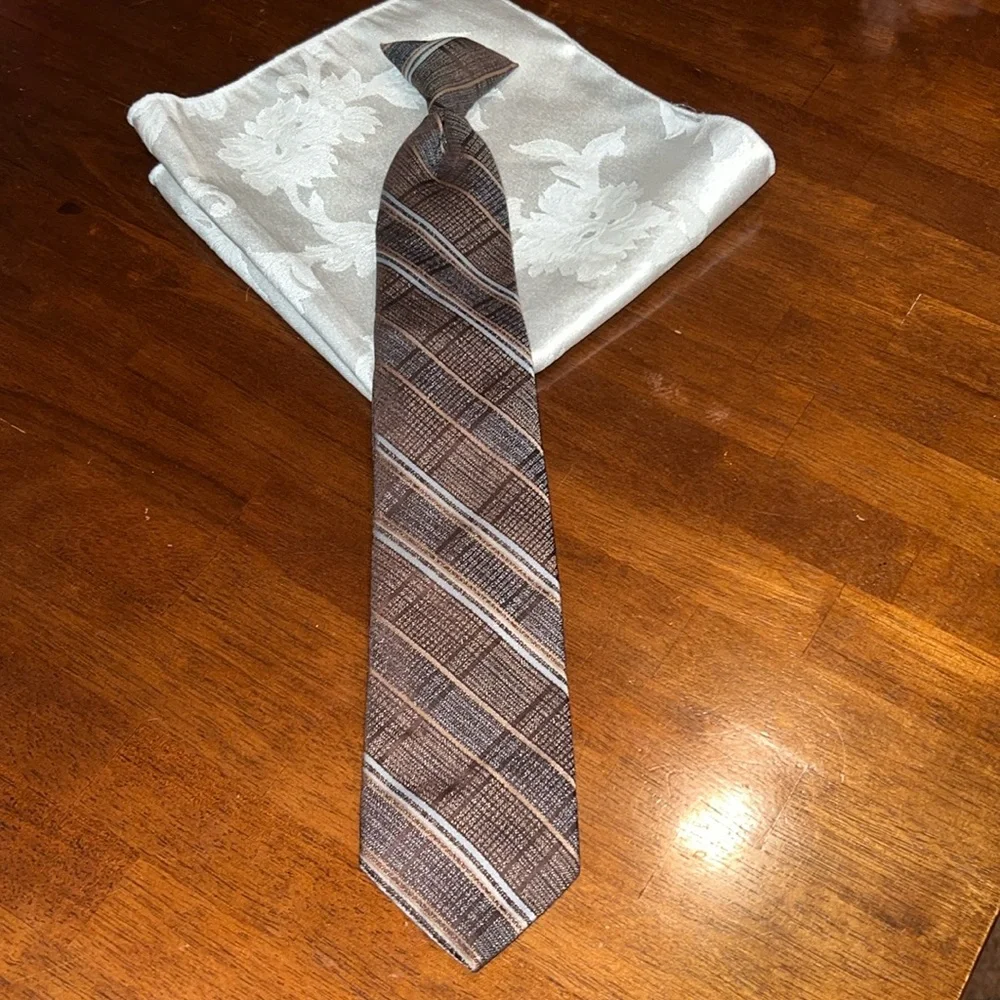 Wembley Tie - clip on great for brown green or black suit